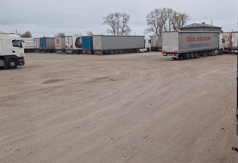 Стоянка для вантажівок у Великій Димерці