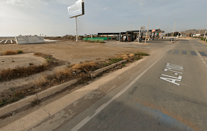 Parking blisko morza dla ciężarówek w Palomares